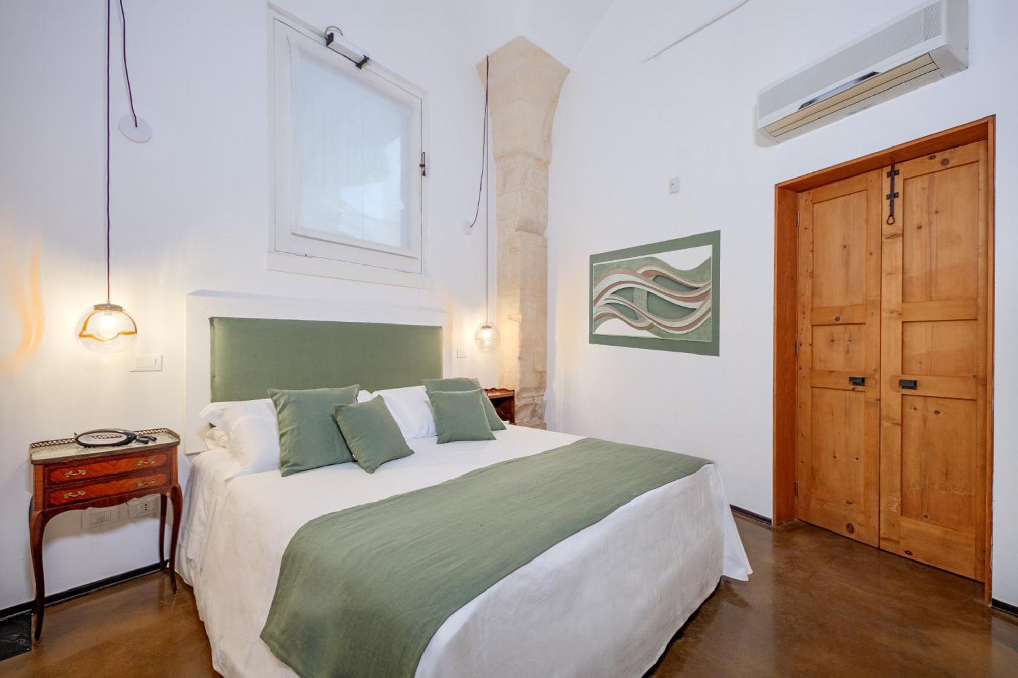 Palazzo Persone Dimora Storica Bed & Breakfast Lecce Bagian luar foto
