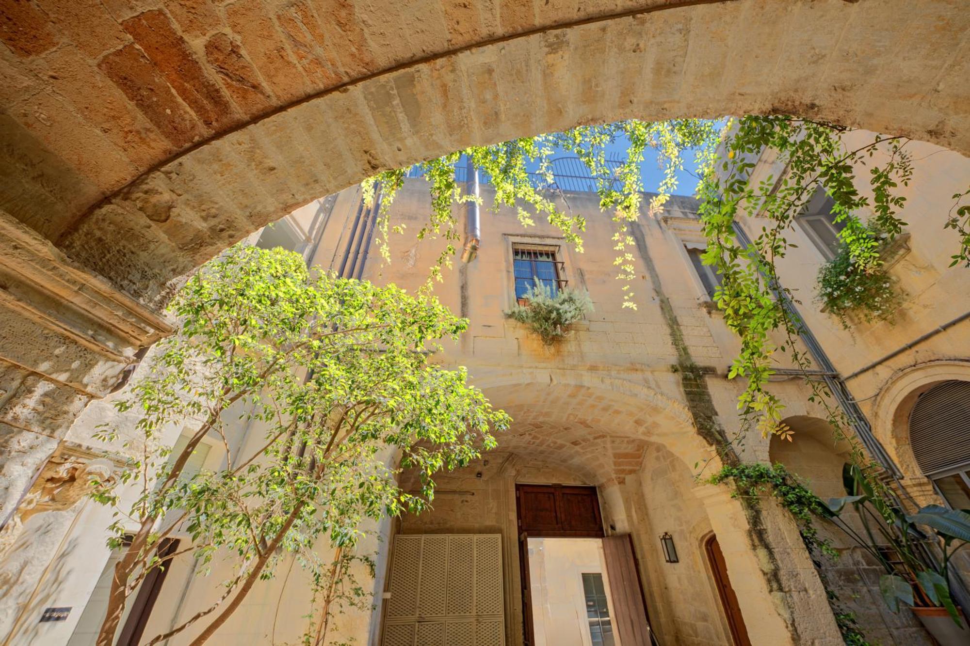 Palazzo Persone Dimora Storica Bed & Breakfast Lecce Bagian luar foto