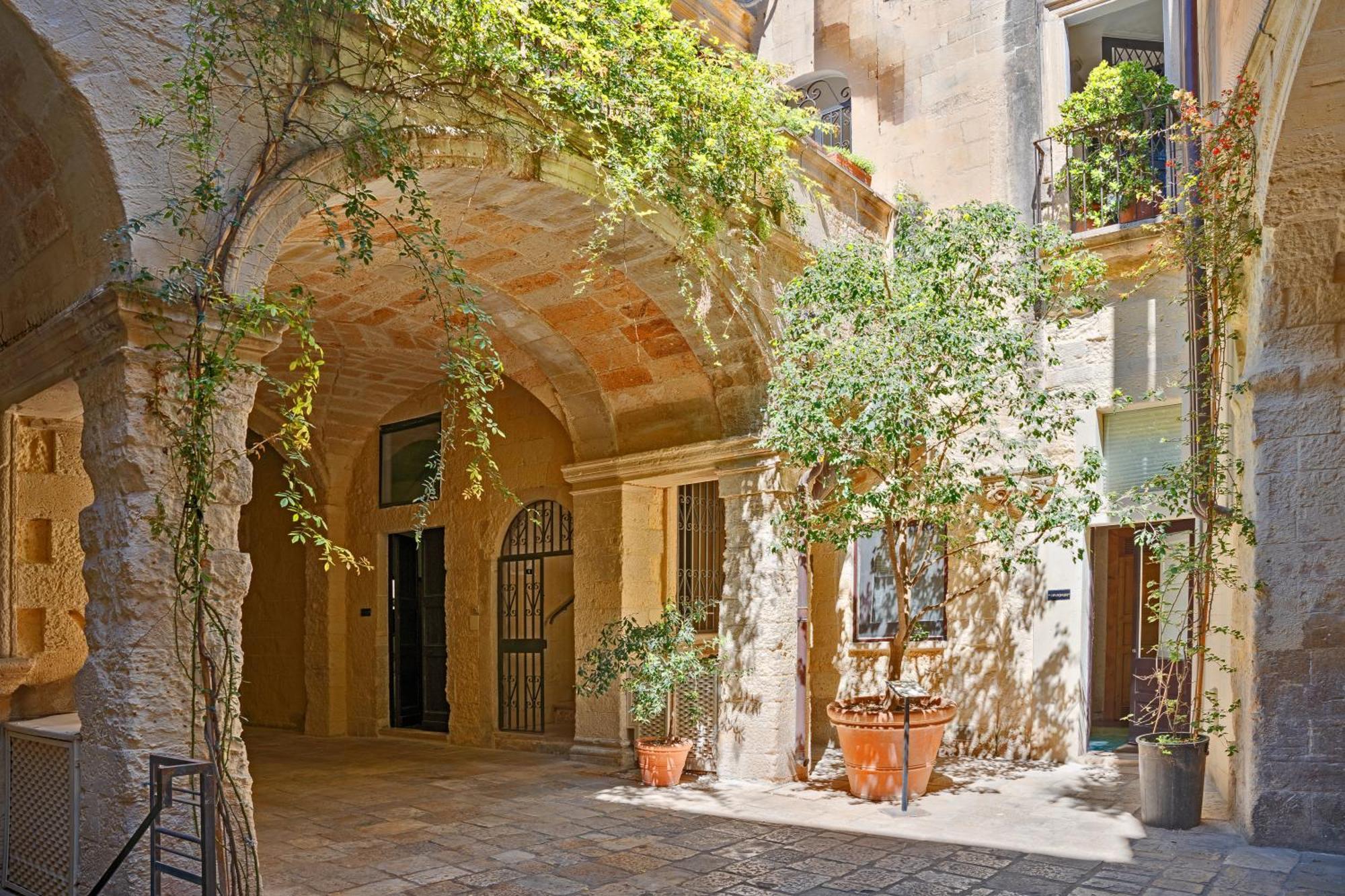 Palazzo Persone Dimora Storica Bed & Breakfast Lecce Bagian luar foto